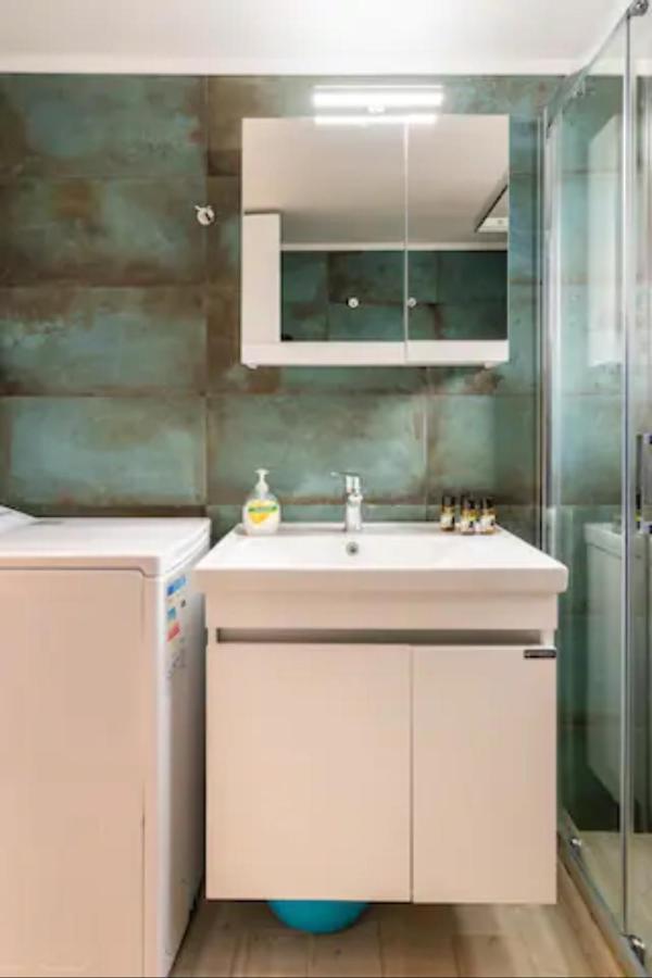 Βright Walled Designed Apt In Glyfada Center Atene Esterno foto