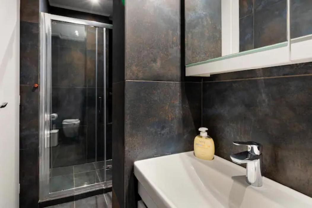 Βright Walled Designed Apt In Glyfada Center Atene Esterno foto