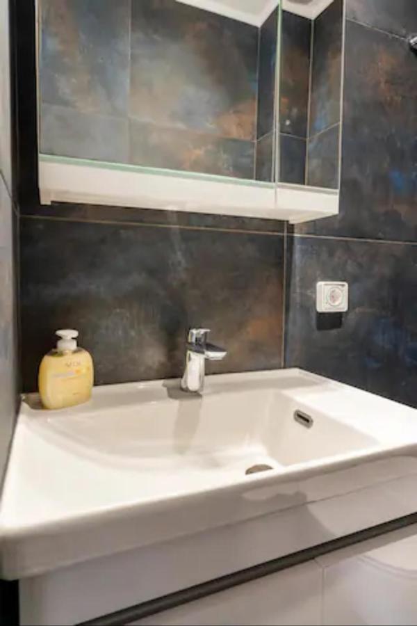 Βright Walled Designed Apt In Glyfada Center Atene Esterno foto